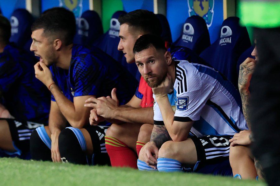 Argentina defeats Brazil in a game that was postponed due to fighting, and Messi leaves the Maracana early.