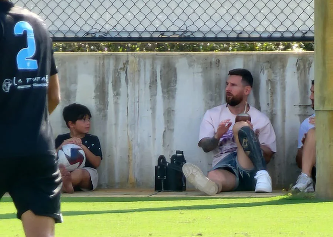 Lionel Messi đem thức uống đặc biệt đến xem con trai cả chơi bóng, trổ tài làm huấn luyện viên
