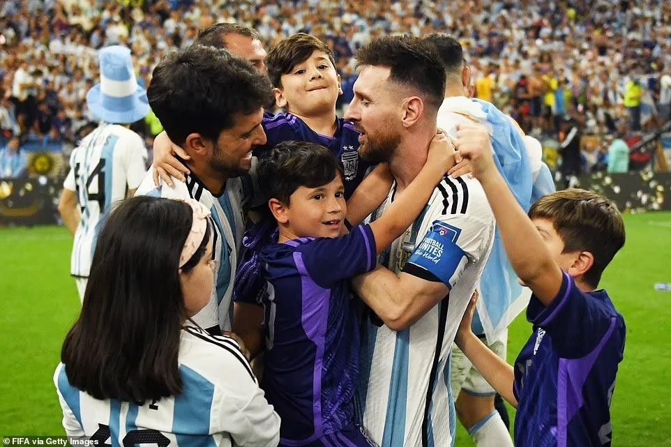 Ảnh con trai Messi 'ngất xỉu' trên sân gây sốt