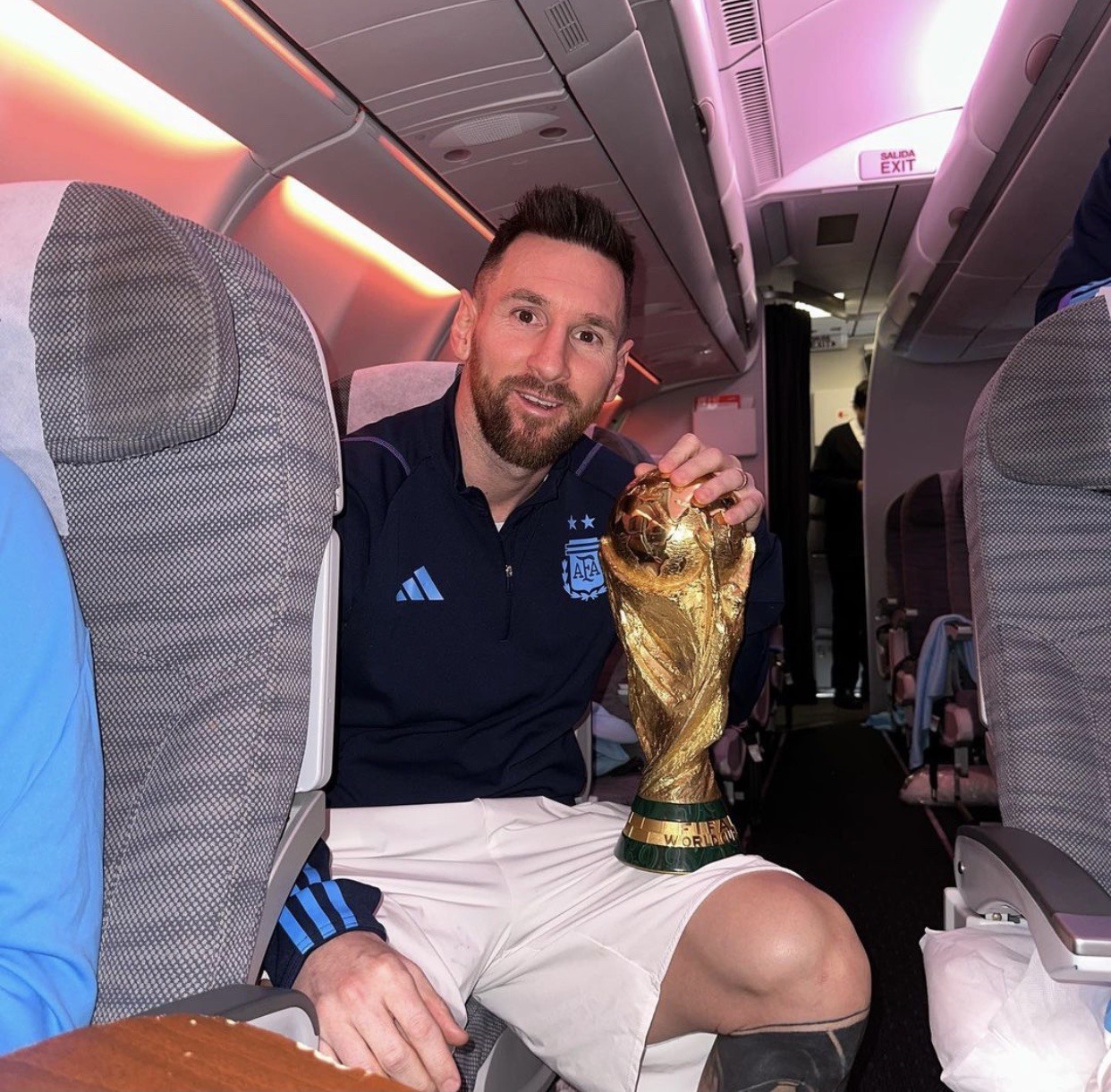 Biển người chào đón Messi mang cúp vô địch World Cup 2022 trở về
