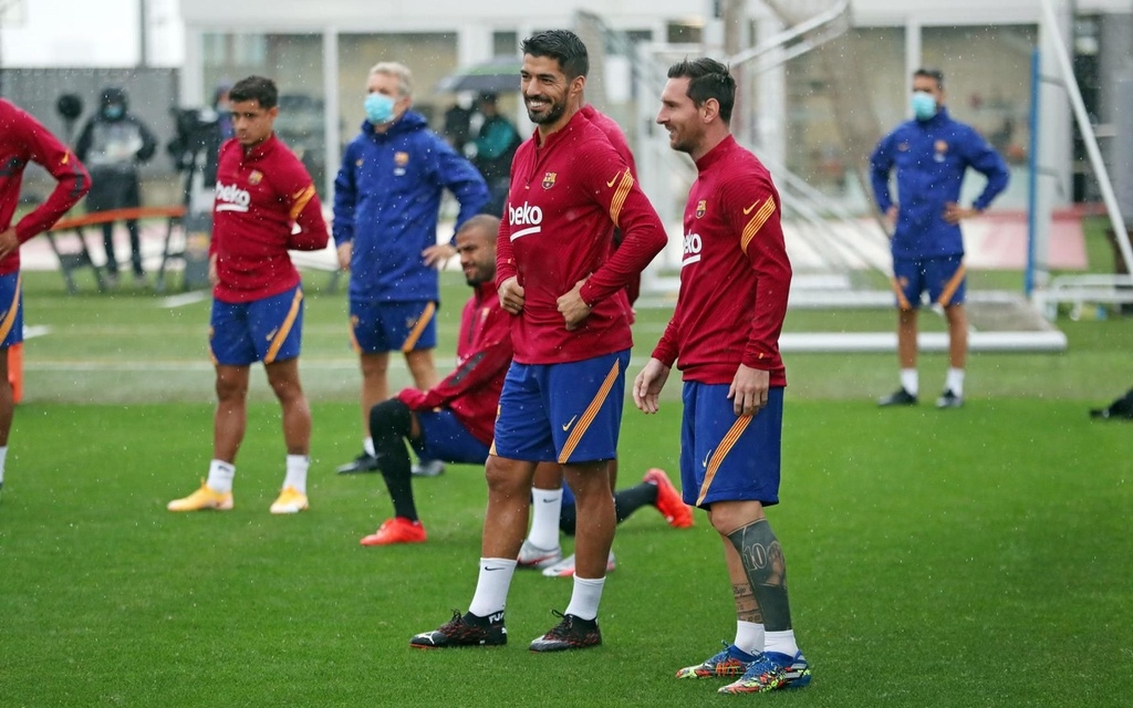 Messi tươi cười trở lại tập luyện cùng đồng đội tại Barcelona