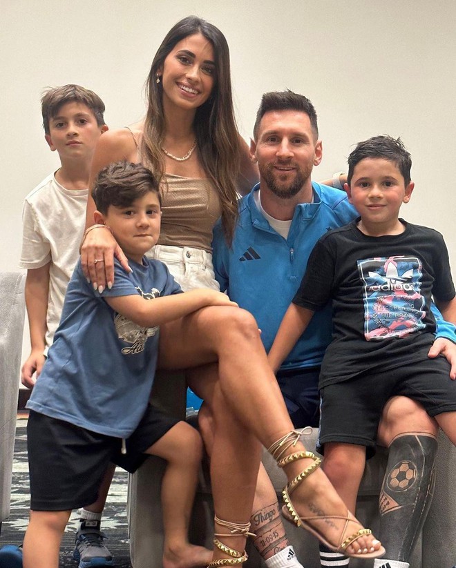 Vóc dáng săn chắc của vợ Messi ở tuổi 34