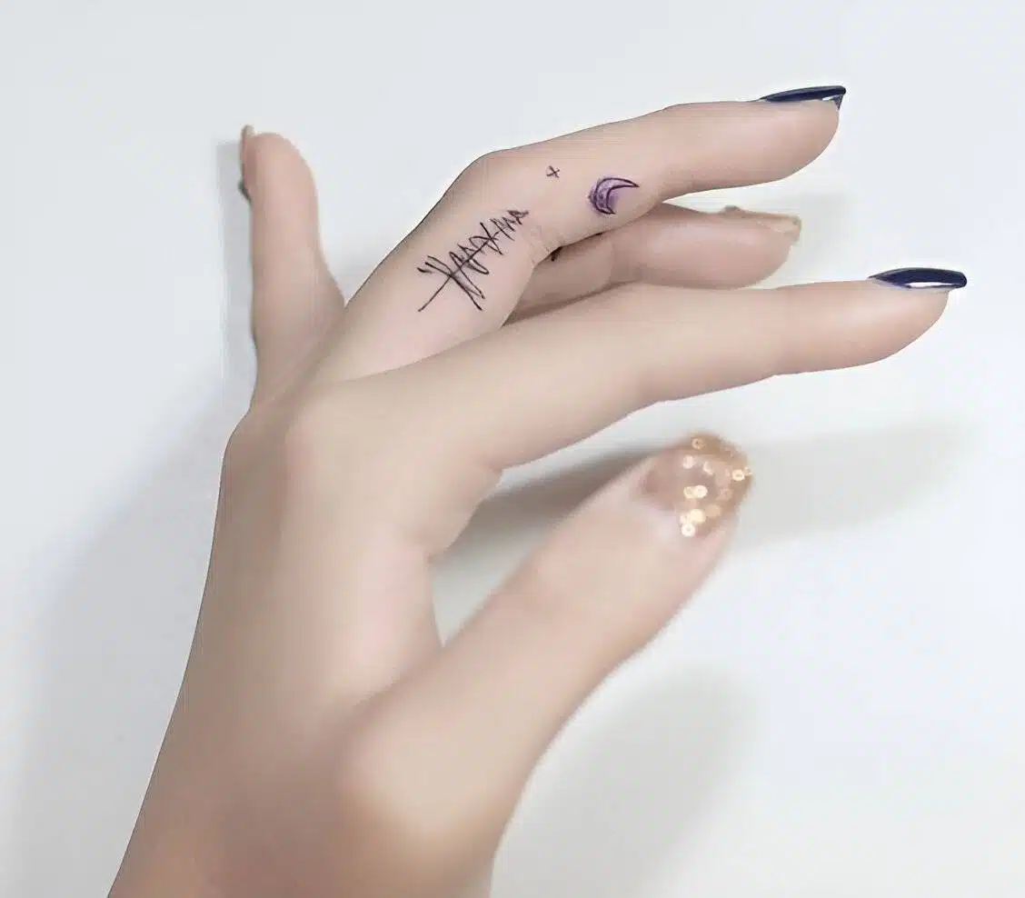 20 Drool-Worthy Finger Tattoo Designs For Women - 163