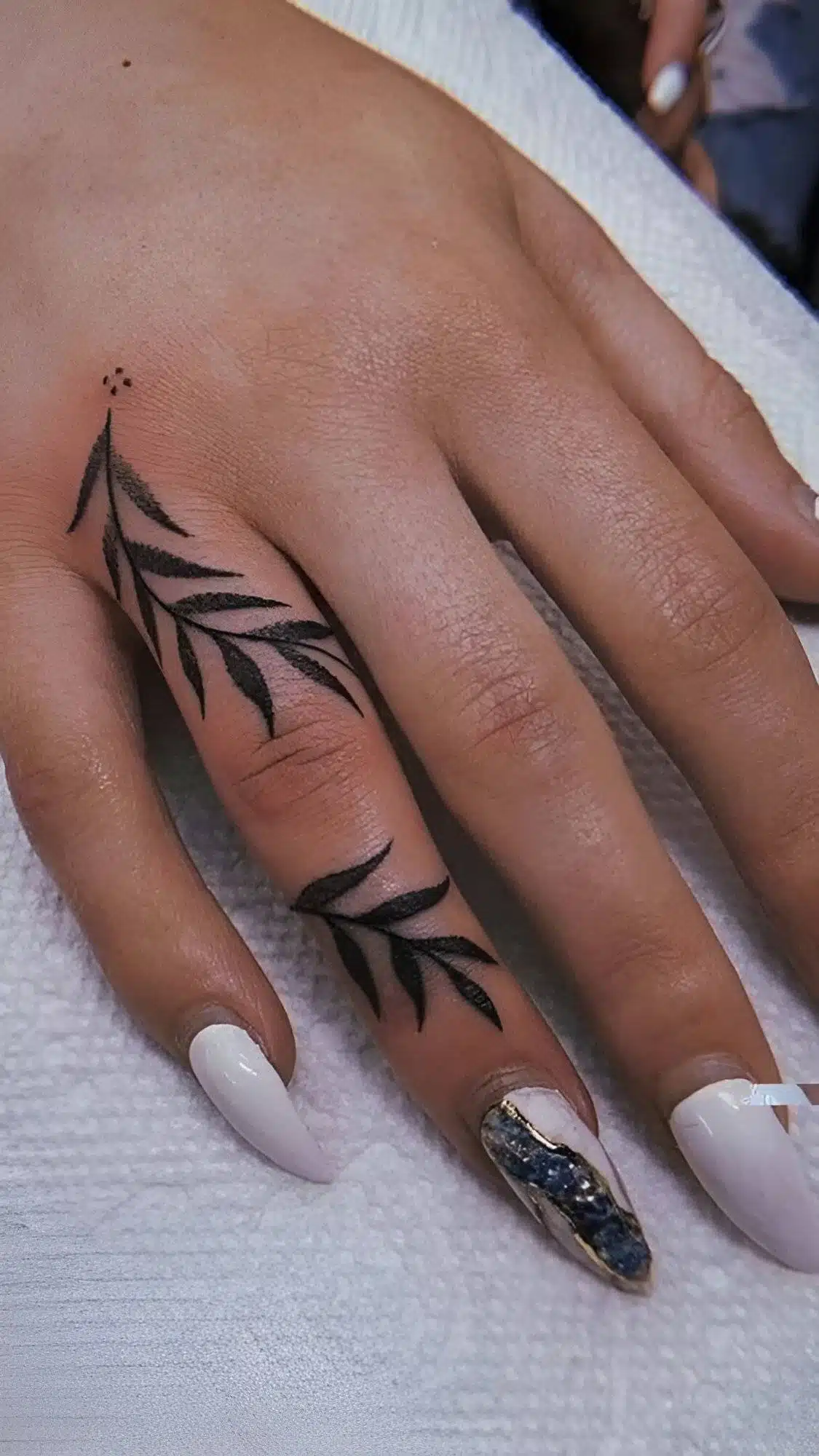 20 Drool-Worthy Finger Tattoo Designs For Women - 145