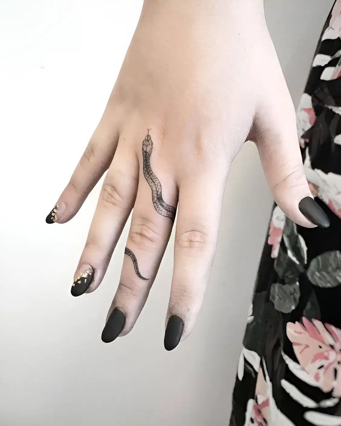 20 Drool-Worthy Finger Tattoo Designs For Women - 147
