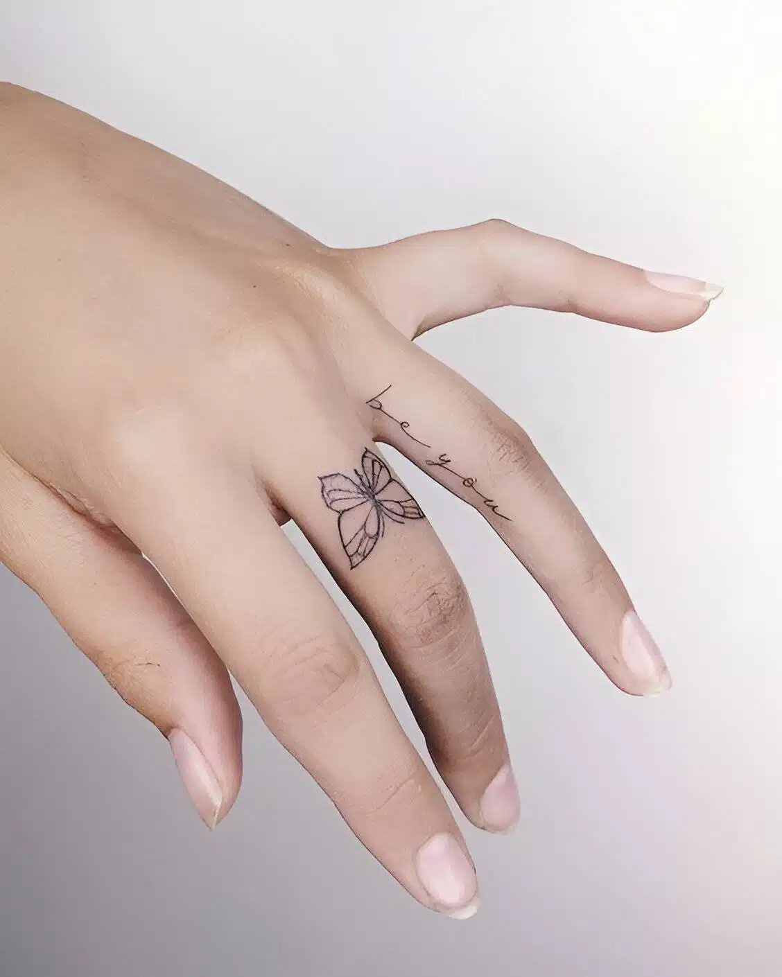 25 Feminine Tattoo Ideas That Are Small But Oh So Pretty - 209