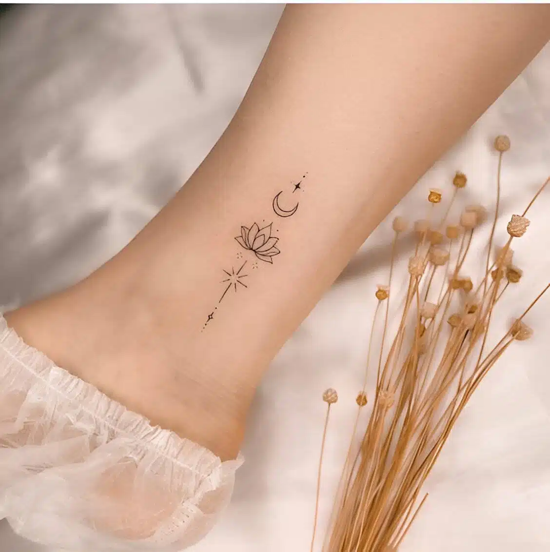 25 Feminine Tattoo Ideas That Are Small But Oh So Pretty - 211