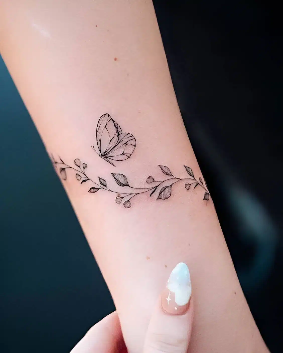 25 Simple Yet Chic Wrist Tattoo Ideas For Feminine Beauty - 189