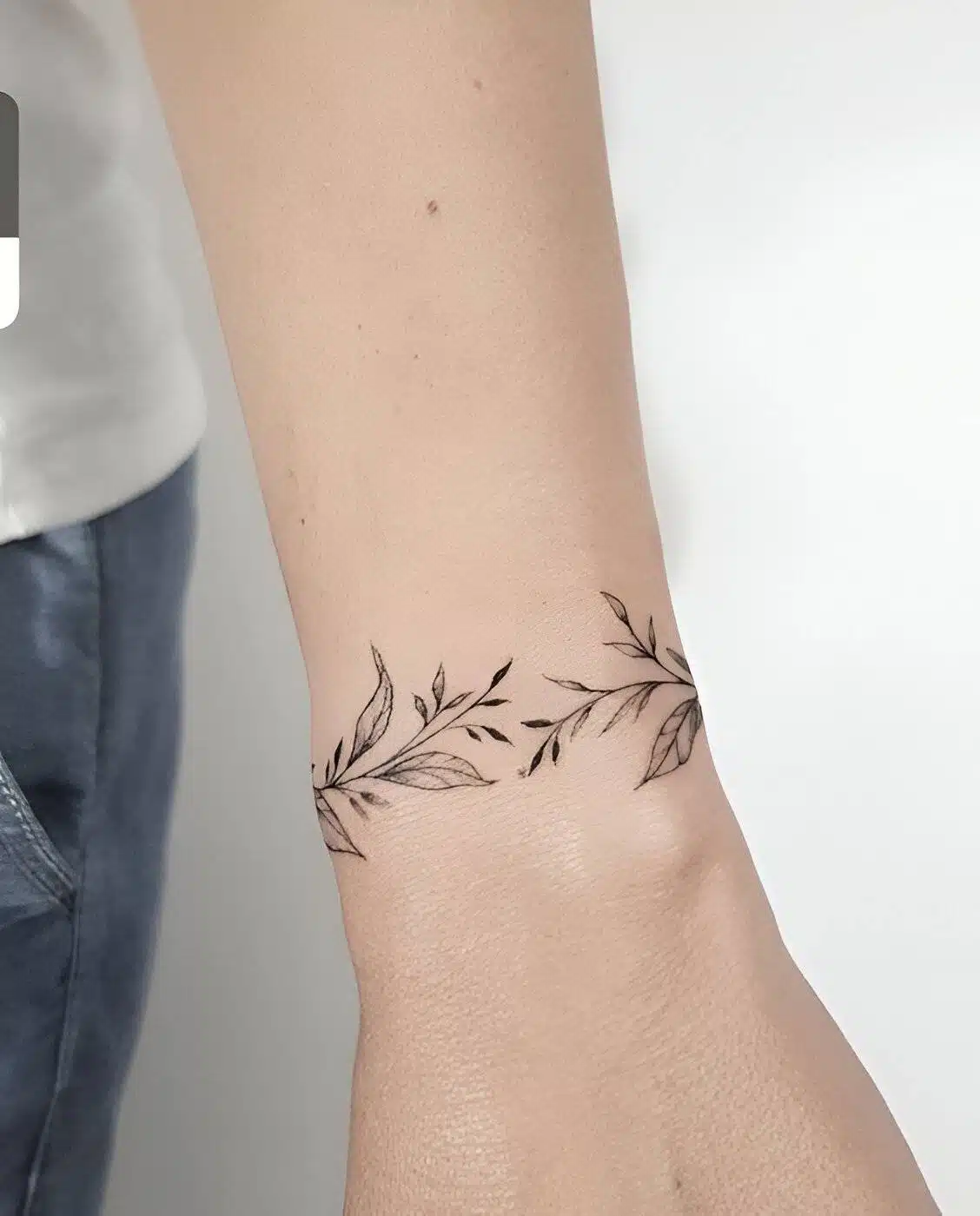 25 Simple Yet Chic Wrist Tattoo Ideas For Feminine Beauty - 191