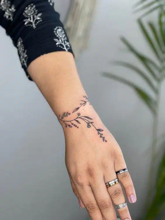 25 Simple Yet Chic Wrist Tattoo Ideas For Feminine Beauty - 201