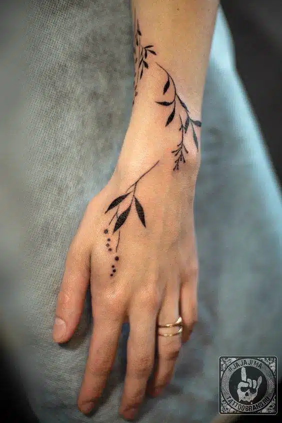 25 Simple Yet Chic Wrist Tattoo Ideas For Feminine Beauty - 203