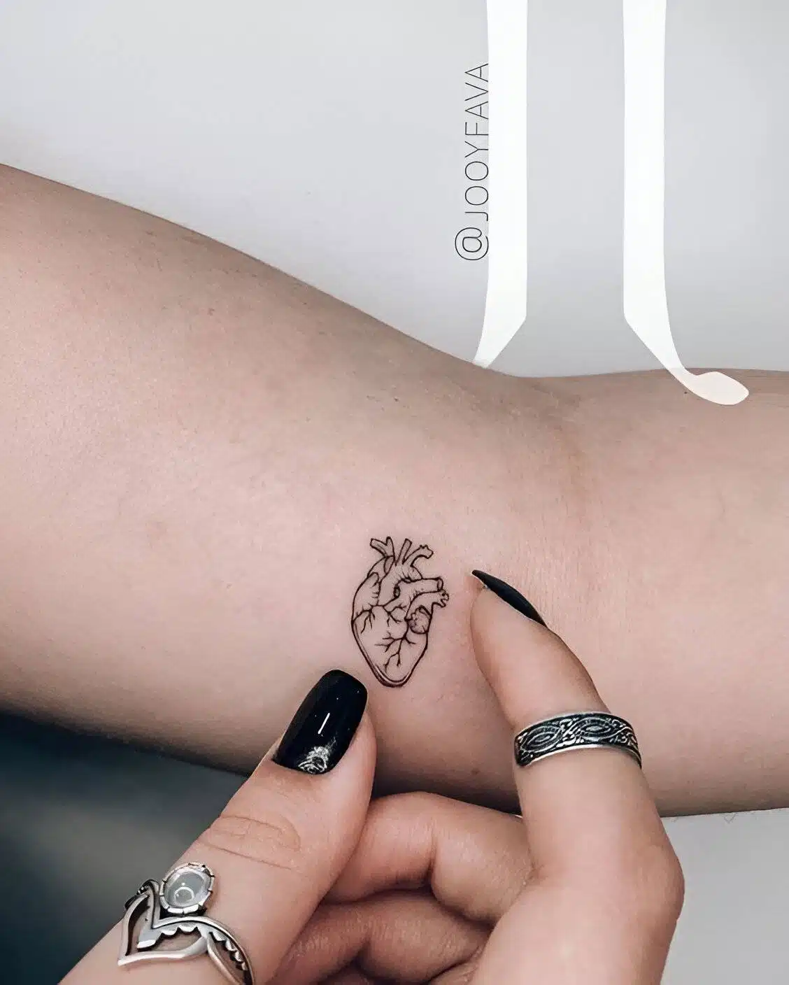 25 Simple Yet Elegant Tiny Tattoos For Women - 185