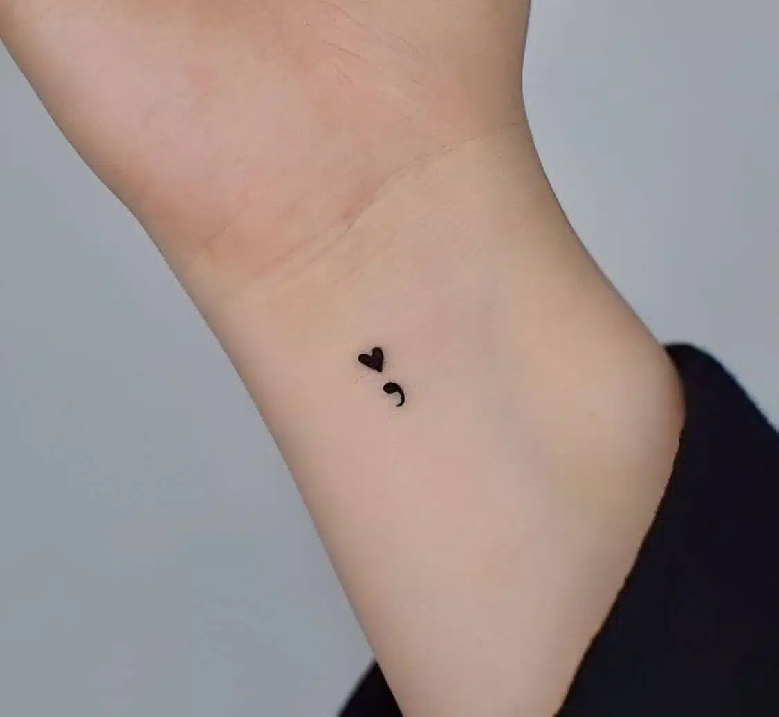 25 Simple Yet Elegant Tiny Tattoos For Women - 189