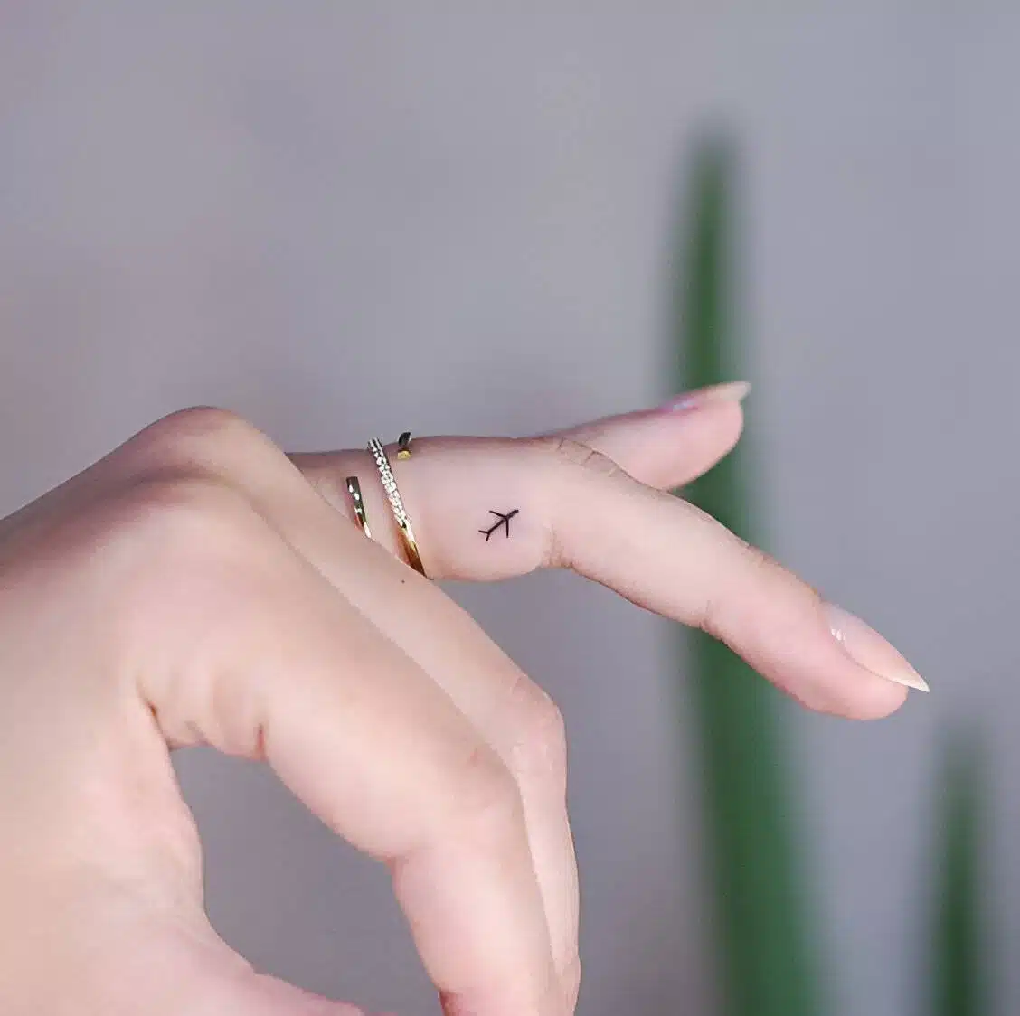 25 Simple Yet Elegant Tiny Tattoos For Women - 191