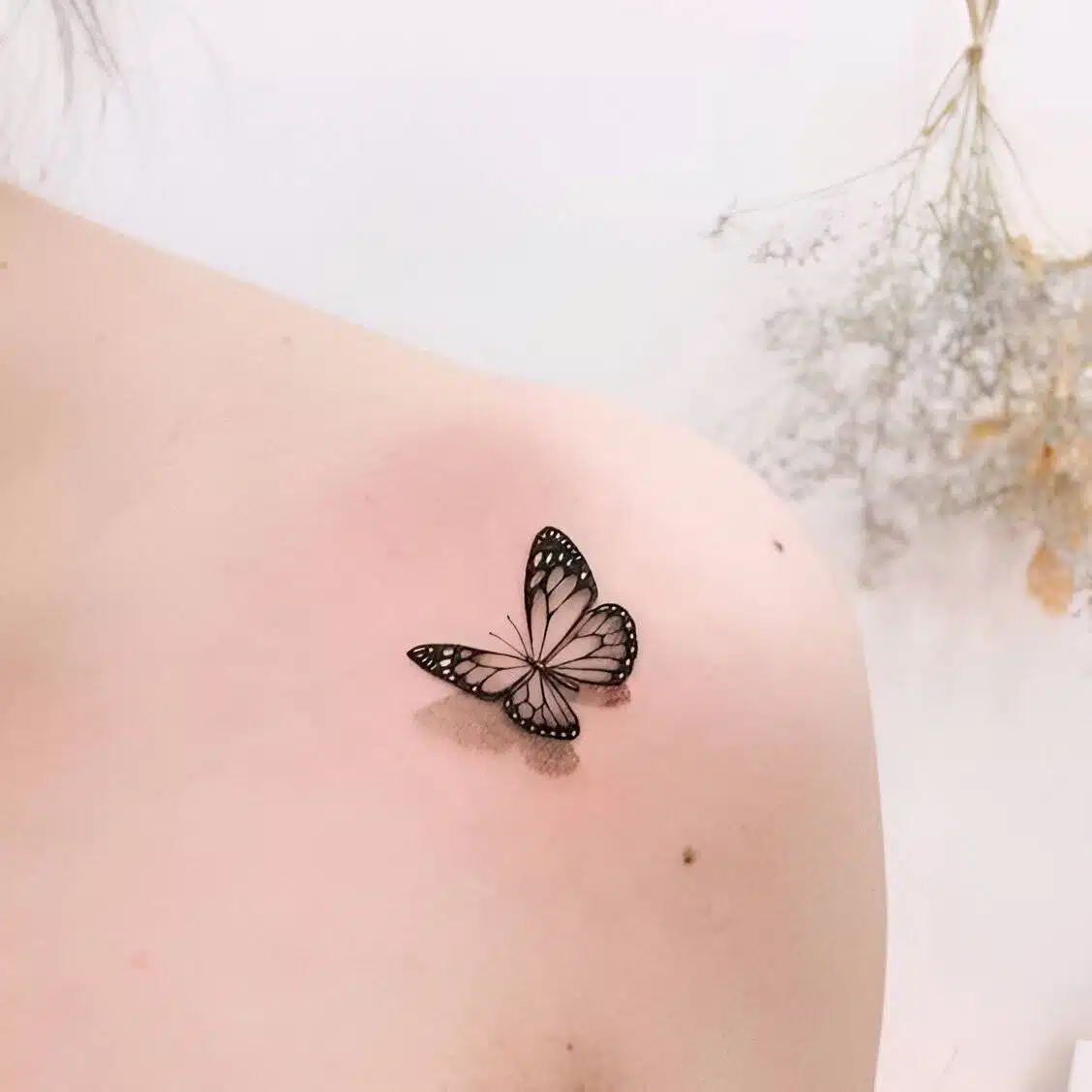 25 Simple Yet Elegant Tiny Tattoos For Women - 165