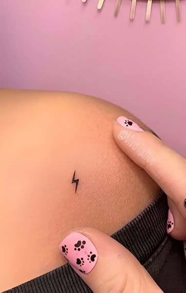 25 Simple Yet Elegant Tiny Tattoos For Women - 203