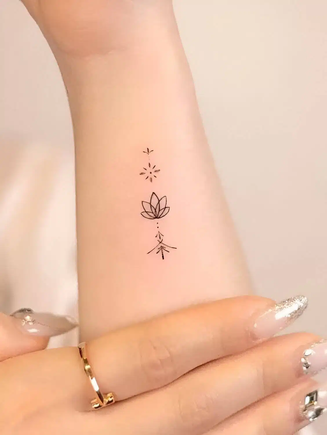 25 Simple Yet Elegant Tiny Tattoos For Women - 167