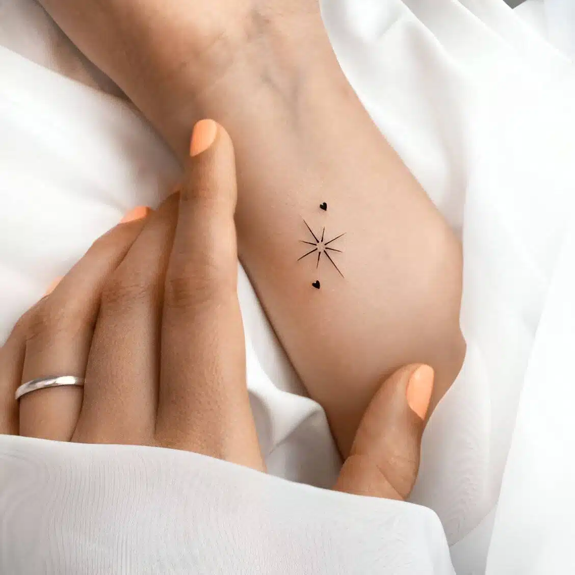 25 Simple Yet Elegant Tiny Tattoos For Women - 171