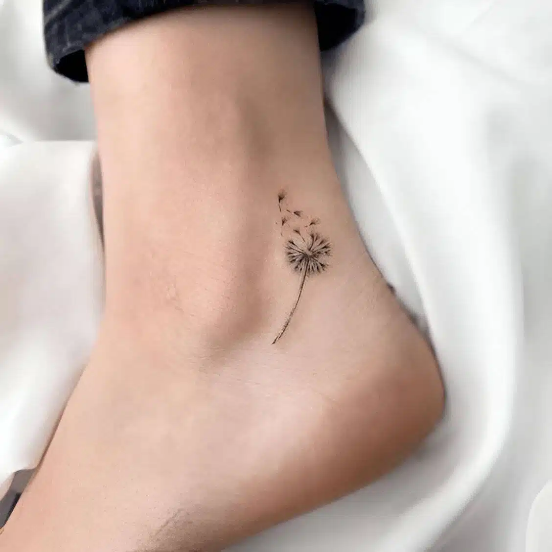 25 Simple Yet Elegant Tiny Tattoos For Women - 173