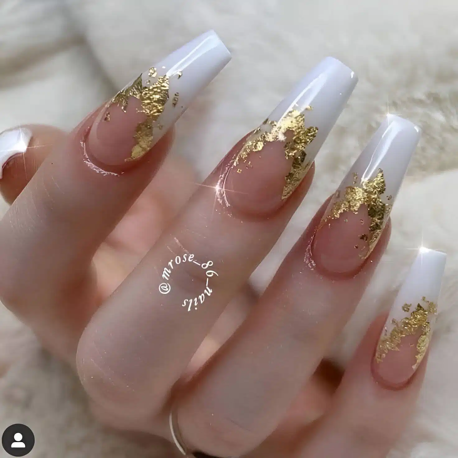 30 Elegant White And Gold Nail Ideas For Chic Ladies - 193