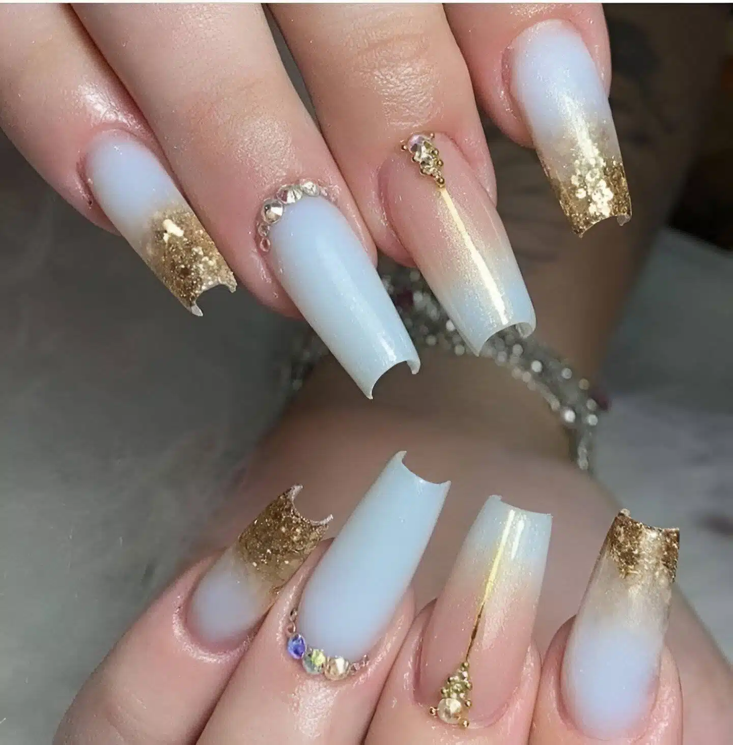 30 Elegant White And Gold Nail Ideas For Chic Ladies - 211