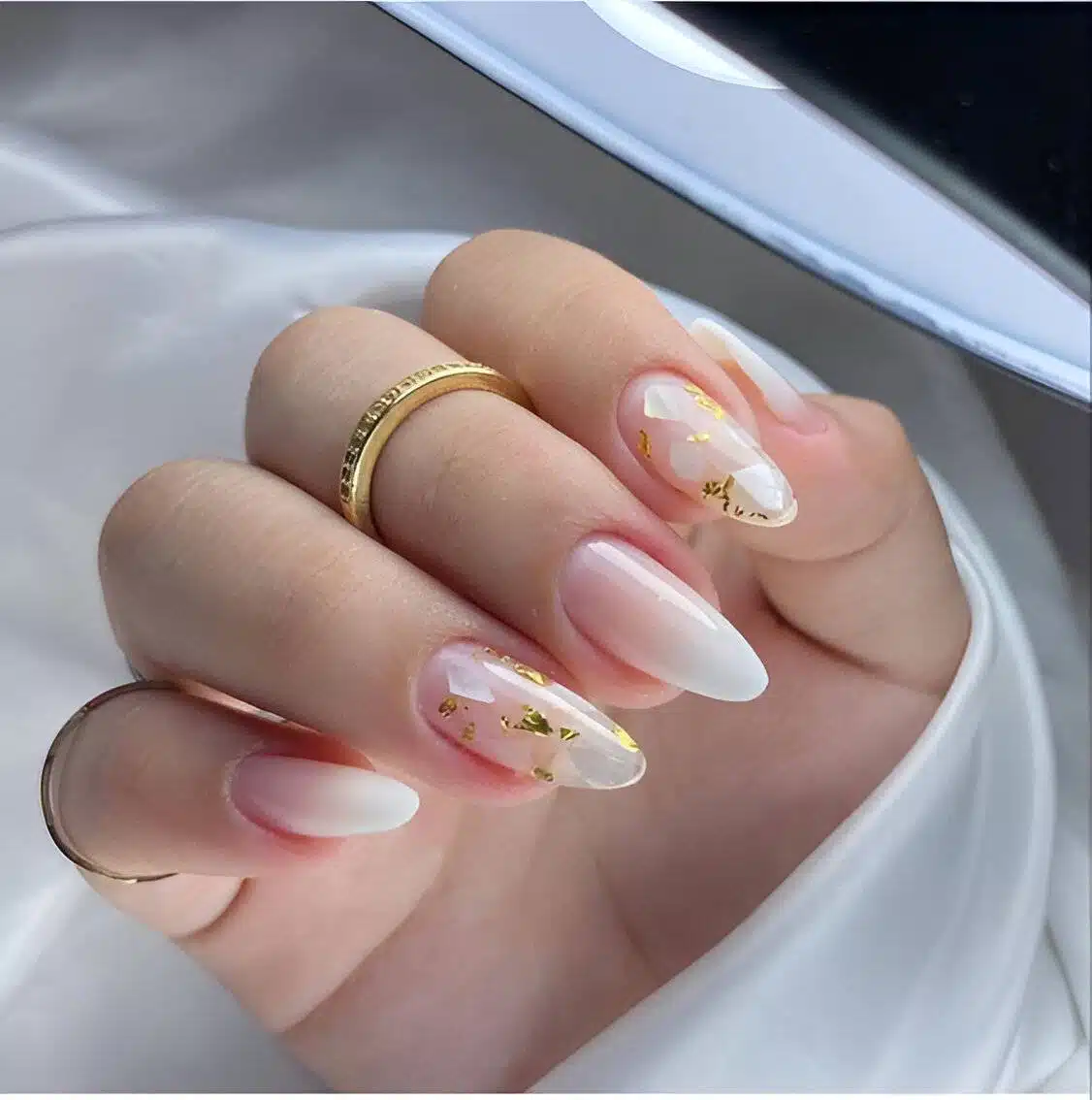 30 Elegant White And Gold Nail Ideas For Chic Ladies - 213