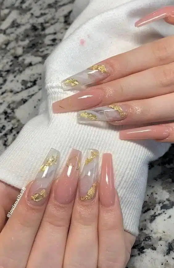 30 Elegant White And Gold Nail Ideas For Chic Ladies - 215