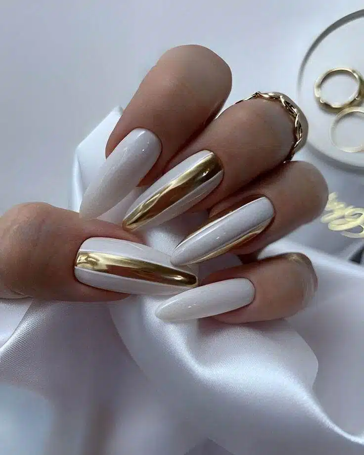 30 Elegant White And Gold Nail Ideas For Chic Ladies - 217