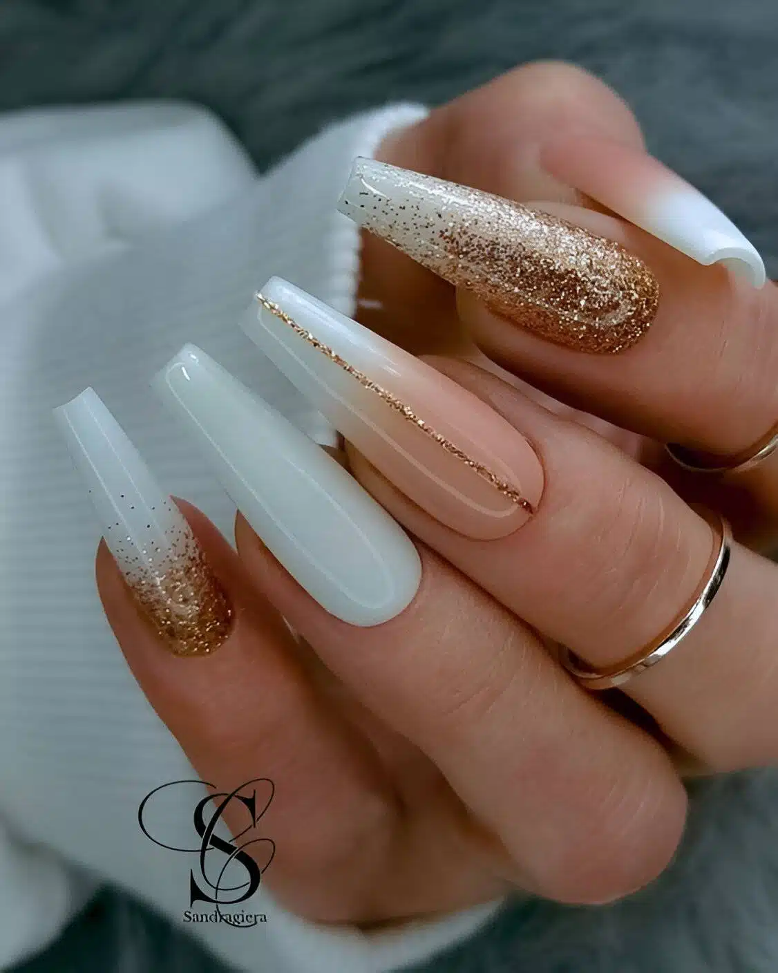 30 Elegant White And Gold Nail Ideas For Chic Ladies - 219