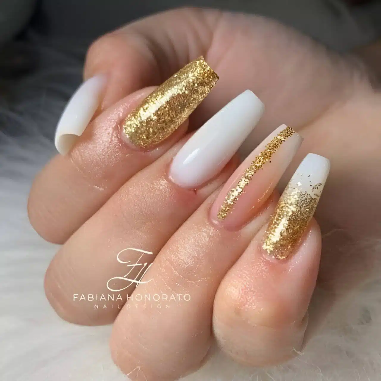 30 Elegant White And Gold Nail Ideas For Chic Ladies - 223