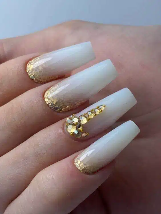 30 Elegant White And Gold Nail Ideas For Chic Ladies - 227