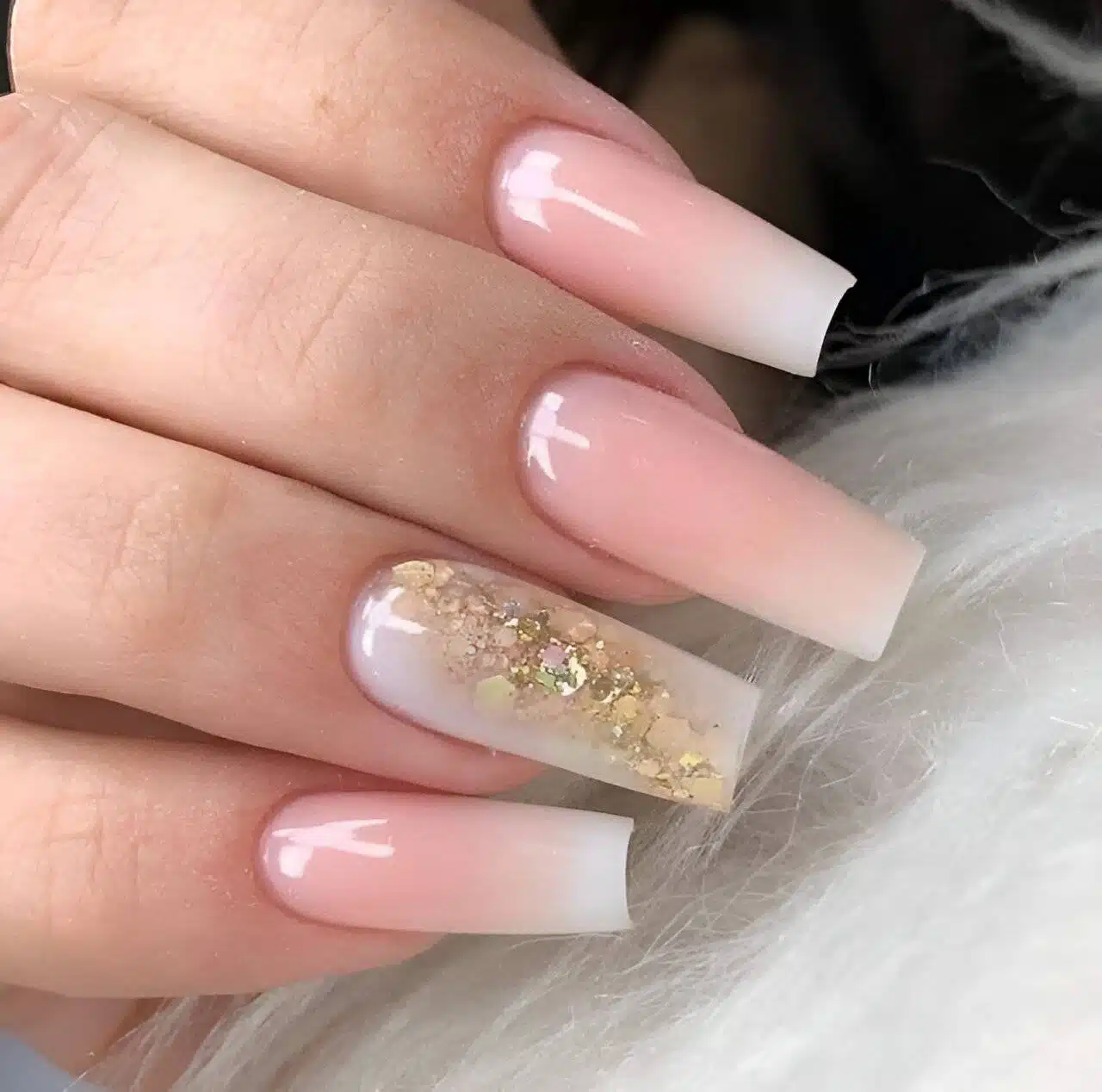 30 Elegant White And Gold Nail Ideas For Chic Ladies - 195