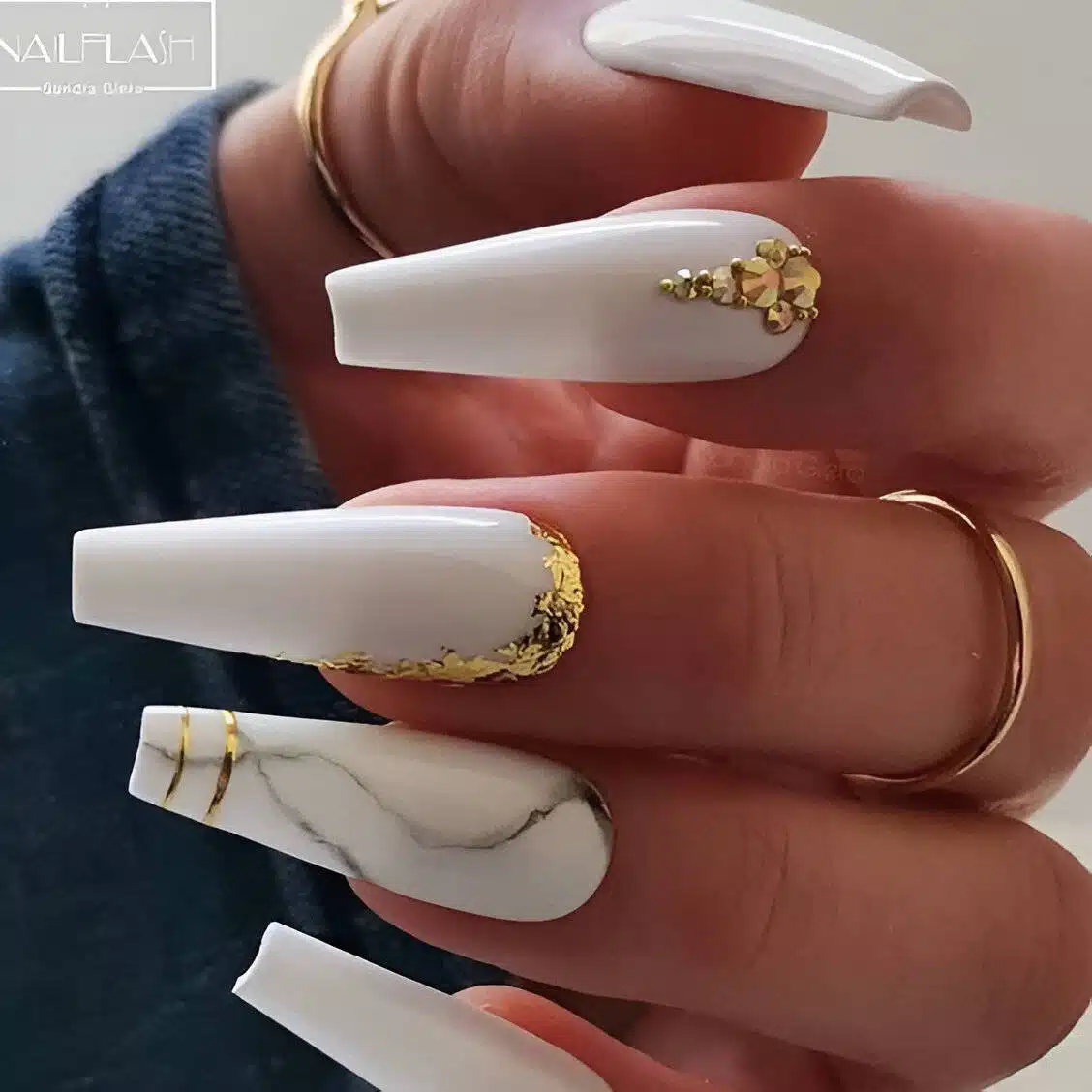 30 Elegant White And Gold Nail Ideas For Chic Ladies - 231