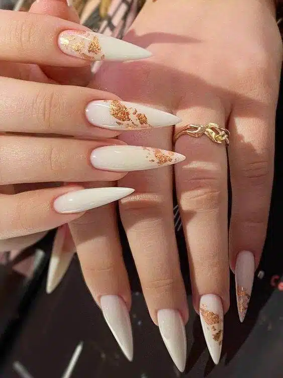 30 Elegant White And Gold Nail Ideas For Chic Ladies - 233