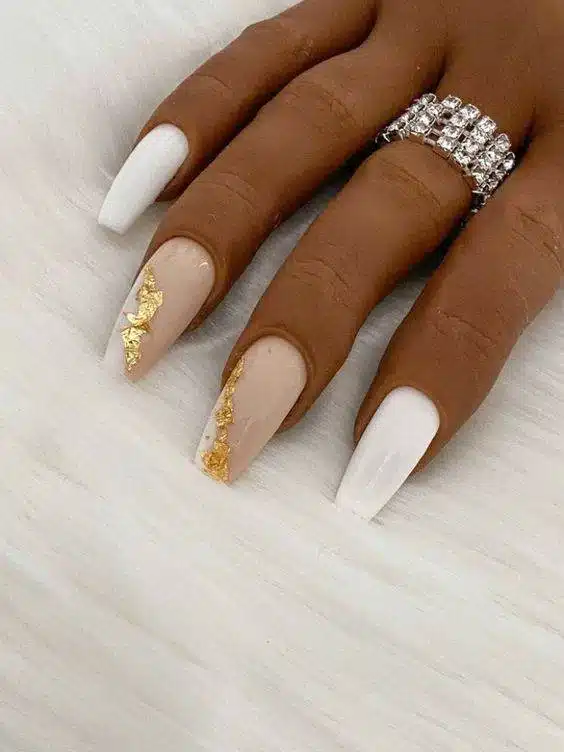 30 Elegant White And Gold Nail Ideas For Chic Ladies - 235