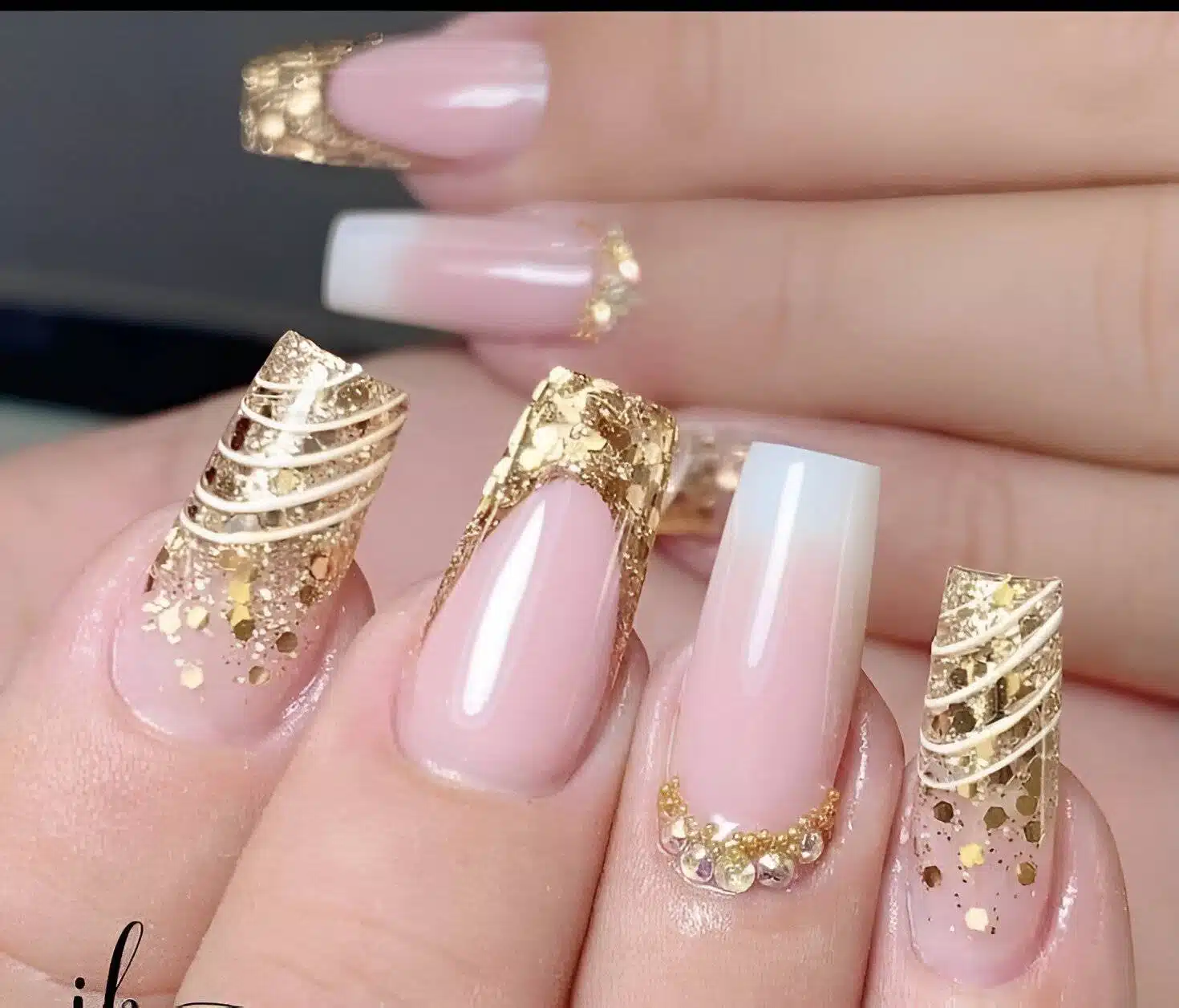 30 Elegant White And Gold Nail Ideas For Chic Ladies - 237
