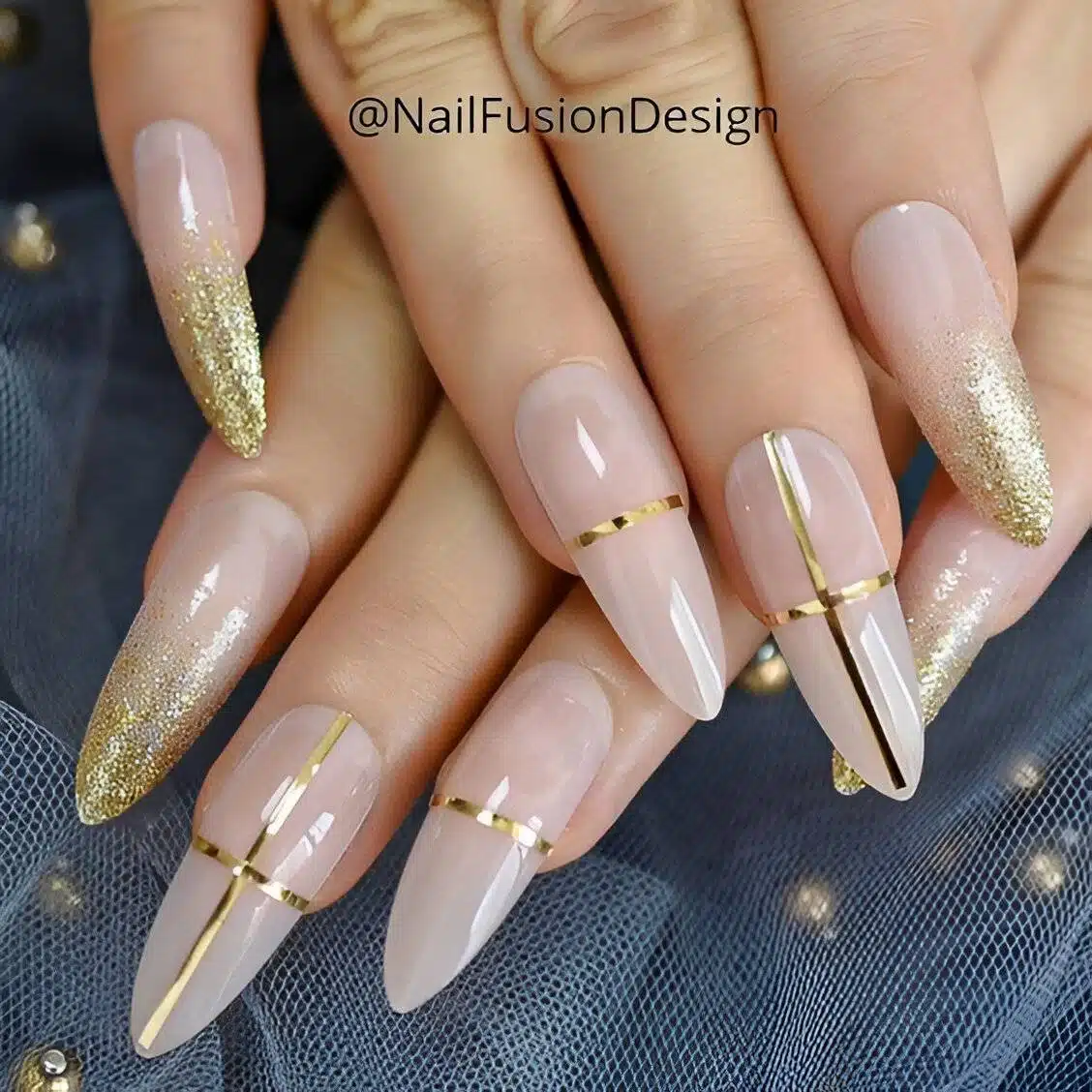 30 Elegant White And Gold Nail Ideas For Chic Ladies - 239