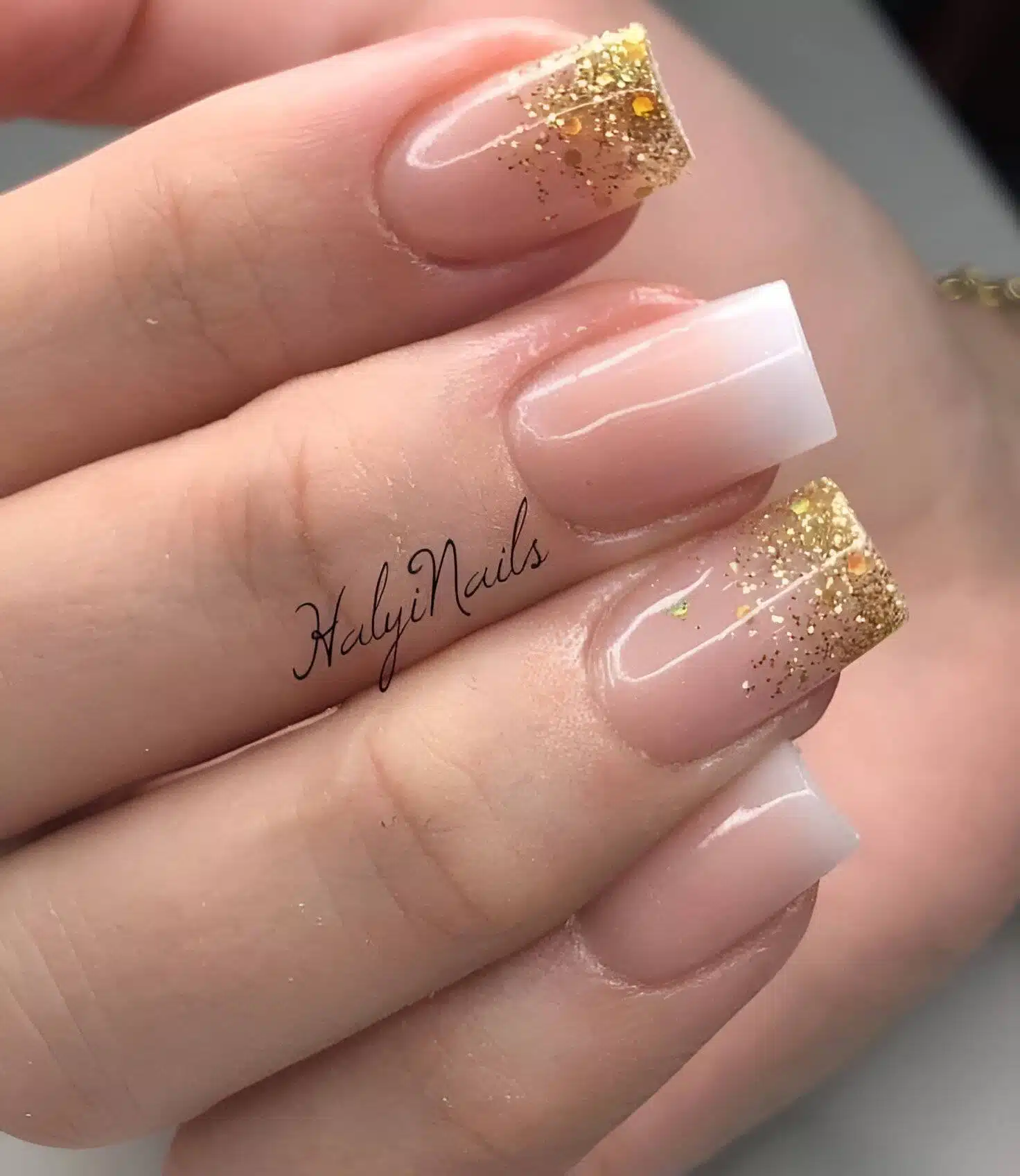 30 Elegant White And Gold Nail Ideas For Chic Ladies - 241
