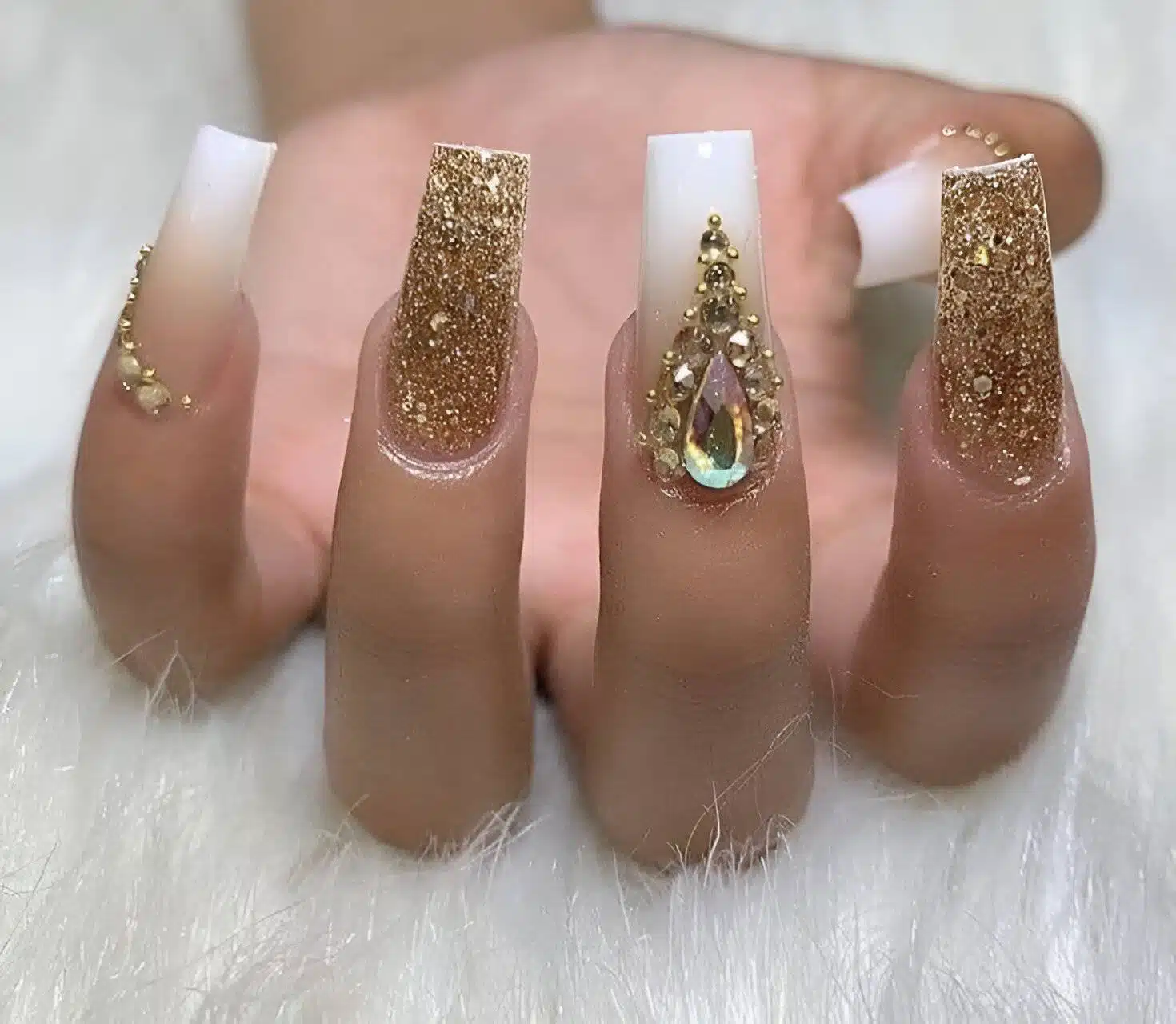 30 Elegant White And Gold Nail Ideas For Chic Ladies - 243