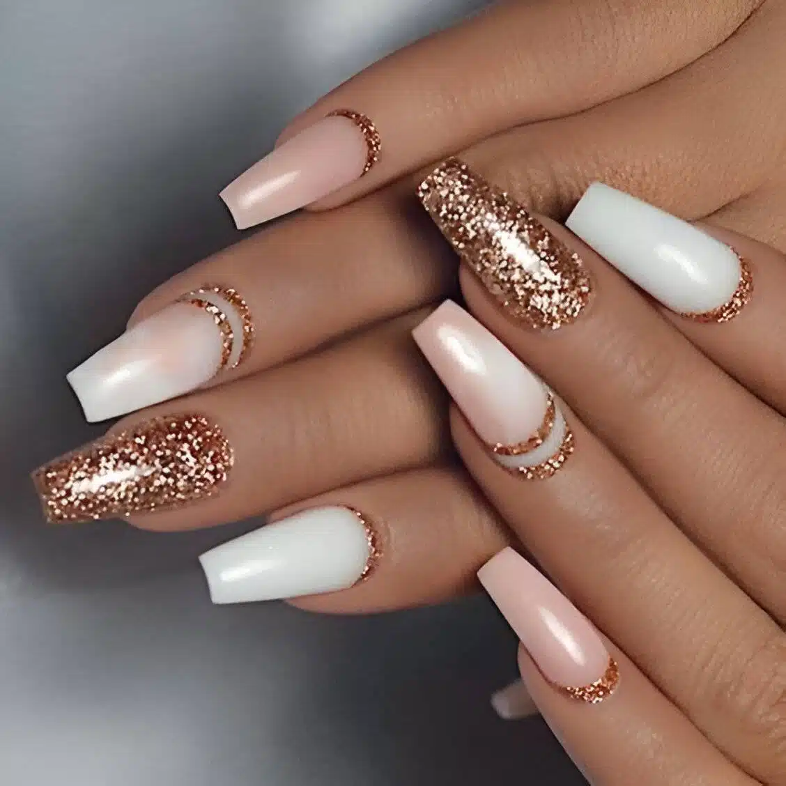 30 Elegant White And Gold Nail Ideas For Chic Ladies - 245