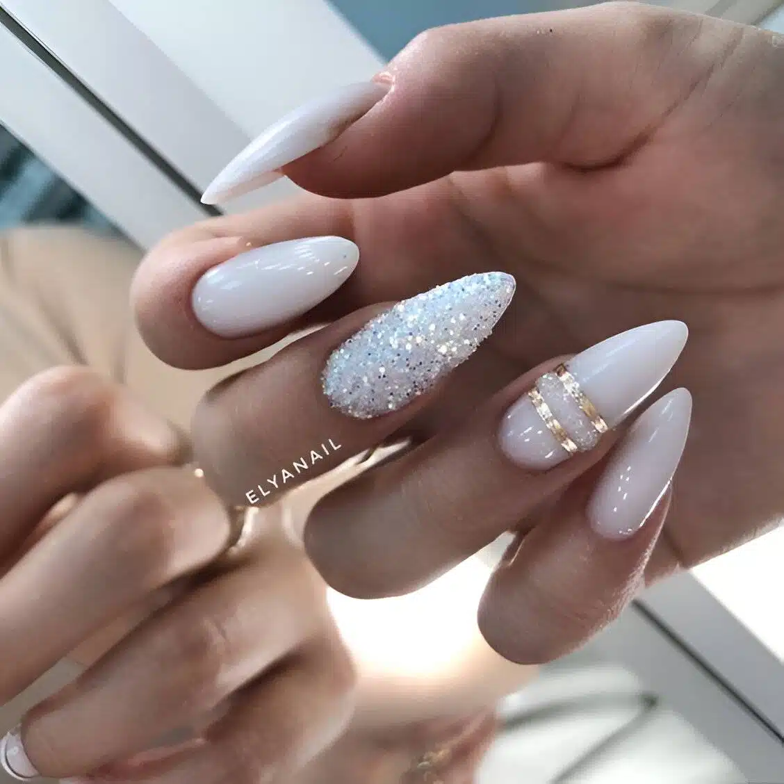 30 Elegant White And Gold Nail Ideas For Chic Ladies - 247