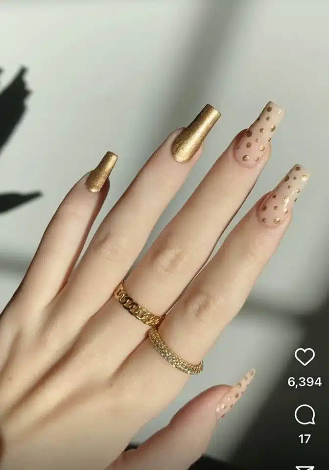 30 Elegant White And Gold Nail Ideas For Chic Ladies - 249