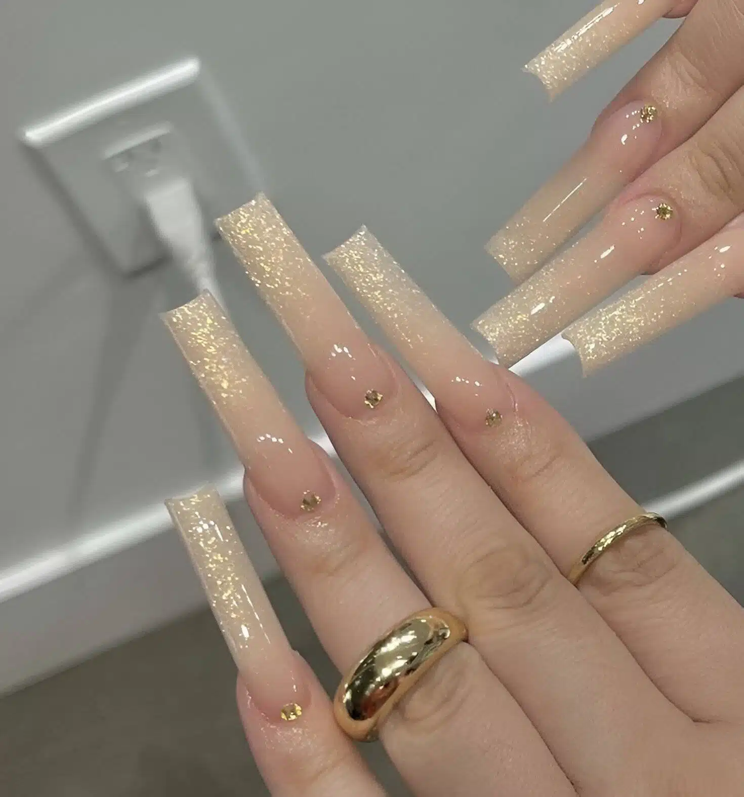30 Elegant White And Gold Nail Ideas For Chic Ladies - 197