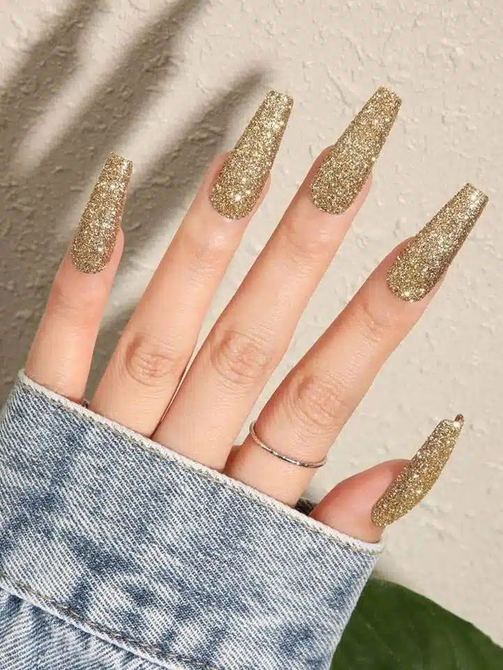 30 Elegant White And Gold Nail Ideas For Chic Ladies - 251