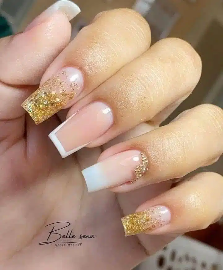 30 Elegant White And Gold Nail Ideas For Chic Ladies - 201