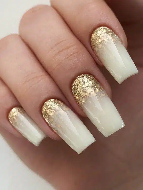 30 Elegant White And Gold Nail Ideas For Chic Ladies - 203