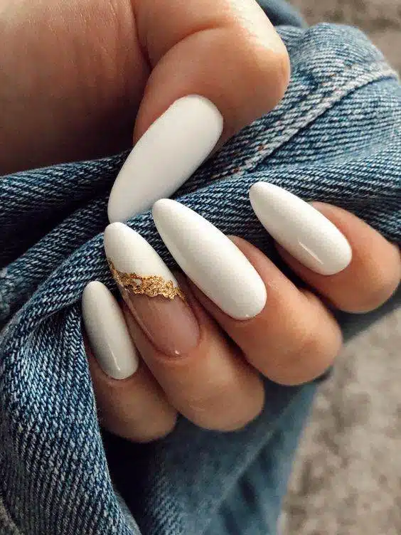 30 Elegant White And Gold Nail Ideas For Chic Ladies - 205