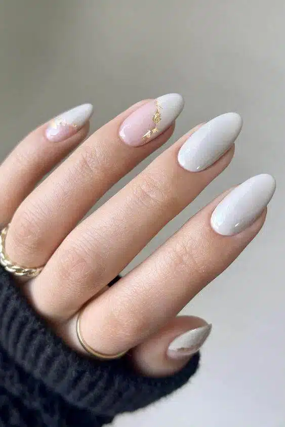 30 Elegant White And Gold Nail Ideas For Chic Ladies - 207