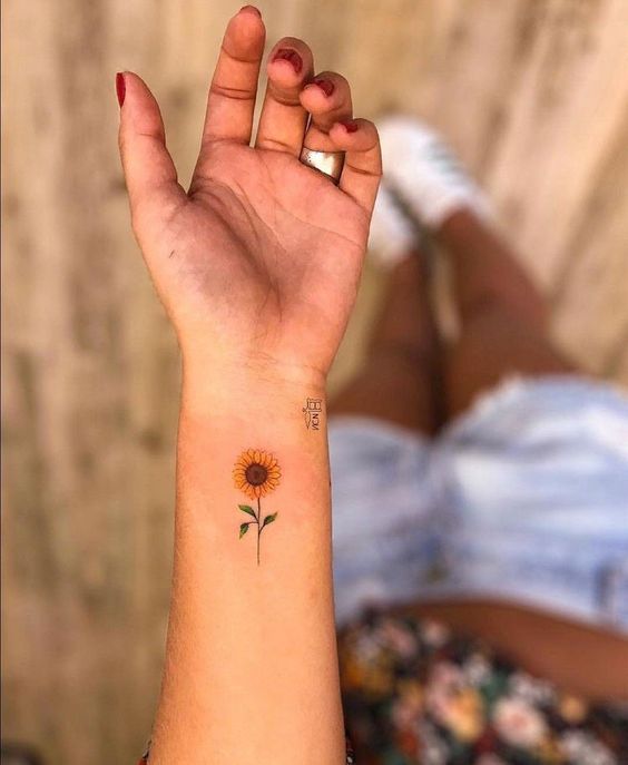 women's unique hand tattoos