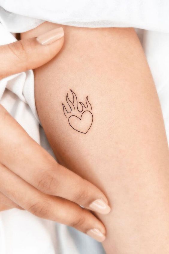 women's unique hand tattoos